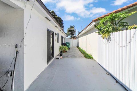 House in Miami Lakes, Florida 3 bedrooms, 138.05 sq.m. № 2009785 - photo 20