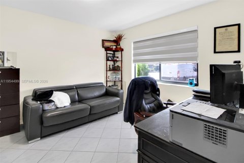 House in Miami Lakes, Florida 3 bedrooms, 138.05 sq.m. № 2009785 - photo 14