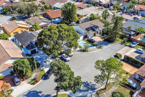 House in Miami Lakes, Florida 3 bedrooms, 138.05 sq.m. № 2009785 - photo 3