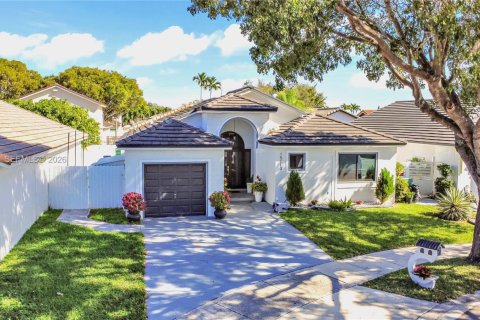 House in Miami Lakes, Florida 3 bedrooms, 138.05 sq.m. № 2009785 - photo 2