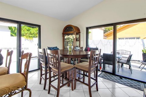 House in Miami Lakes, Florida 3 bedrooms, 138.05 sq.m. № 2009785 - photo 13