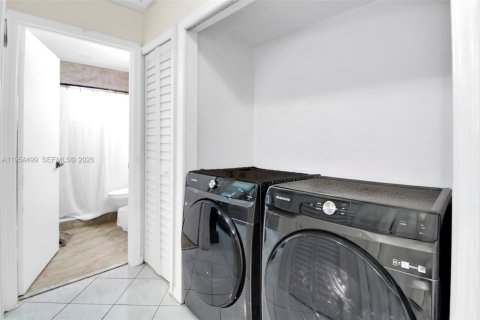 House in Miami Lakes, Florida 3 bedrooms, 138.05 sq.m. № 2009785 - photo 15