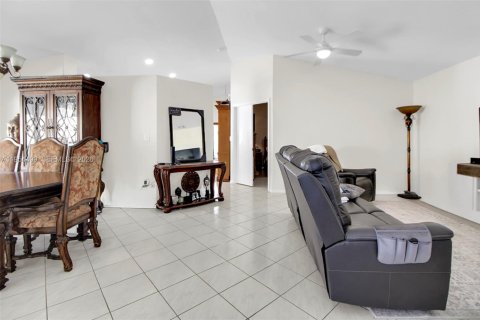House in Miami Lakes, Florida 3 bedrooms, 138.05 sq.m. № 2009785 - photo 9