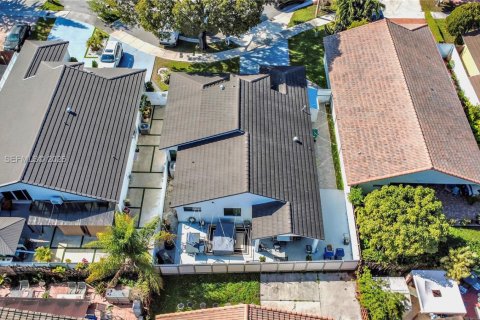 House in Miami Lakes, Florida 3 bedrooms, 138.05 sq.m. № 2009785 - photo 4