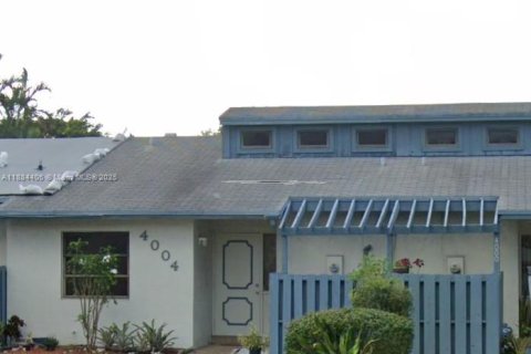 Townhouse in Miramar, Florida 2 bedrooms, 97.55 sq.m. № 1931142 - photo 14