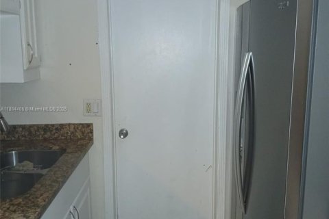 Townhouse in Miramar, Florida 2 bedrooms, 97.55 sq.m. № 1931142 - photo 4