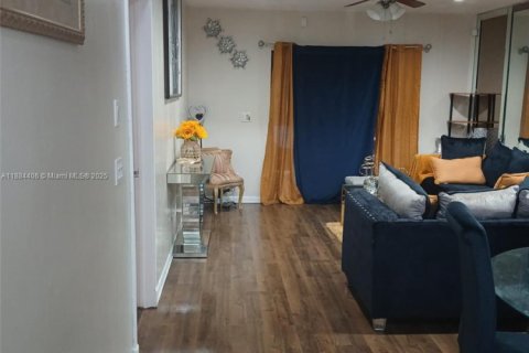 Townhouse in Miramar, Florida 2 bedrooms, 97.55 sq.m. № 1931142 - photo 8