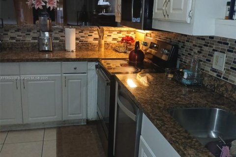 Townhouse in Miramar, Florida 2 bedrooms, 97.55 sq.m. № 1931142 - photo 5