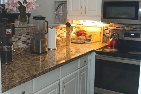 Townhouse in Miramar, Florida 2 bedrooms, 97.55 sq.m. № 1931142 - photo 3