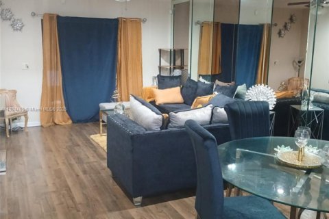 Townhouse in Miramar, Florida 2 bedrooms, 97.55 sq.m. № 1931142 - photo 7