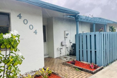 Townhouse in Miramar, Florida 2 bedrooms, 97.55 sq.m. № 1931142 - photo 1