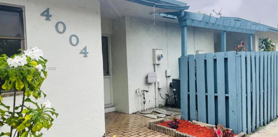 Adosado en Miramar, Florida 2 dormitorios, 97.55 m2 № 1931142