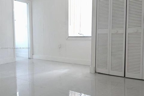 Villa ou maison à louer à Miami, Floride: 3 chambres, 249.16 m2 № 1964012 - photo 1