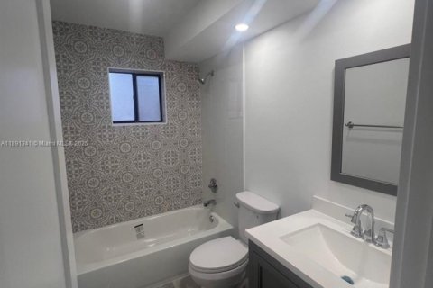 Condominio en alquiler en Miami, Florida, 3 dormitorios № 1944585 - foto 11
