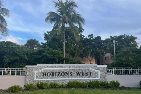 Condominio en alquiler en Miami, Florida, 3 dormitorios № 1944585 - foto 1