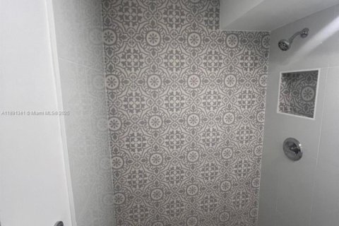 Condominio en alquiler en Miami, Florida, 3 dormitorios № 1944585 - foto 10