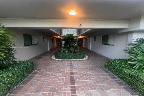 Condominio en alquiler en Miami, Florida, 3 dormitorios № 1944585 - foto 12