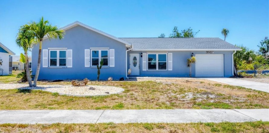 House in Port Charlotte, Florida 4 bedrooms, 132.57 sq.m. № 1735578