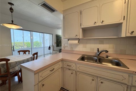 Condo in Hollywood, Florida, 1 bedroom  № 1683888 - photo 11