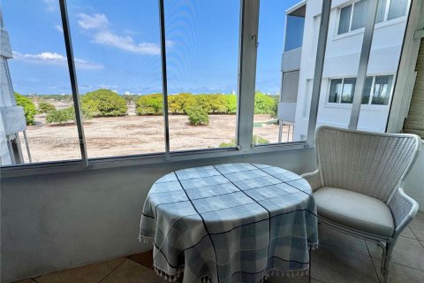Condo in Hollywood, Florida, 1 bedroom  № 1683888 - photo 13