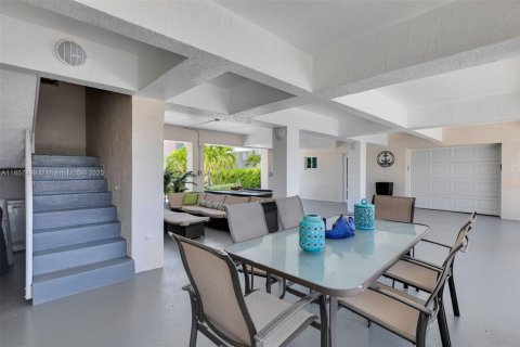 House in Islamorada, Village of Islands, Florida 3 bedrooms, 220.55 sq.m. № 1890562 - photo 15