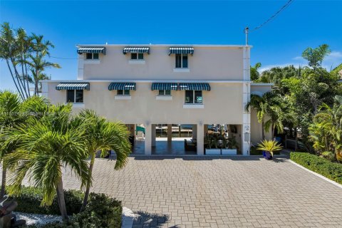 House in Islamorada, Village of Islands, Florida 3 bedrooms, 220.55 sq.m. № 1890562 - photo 1