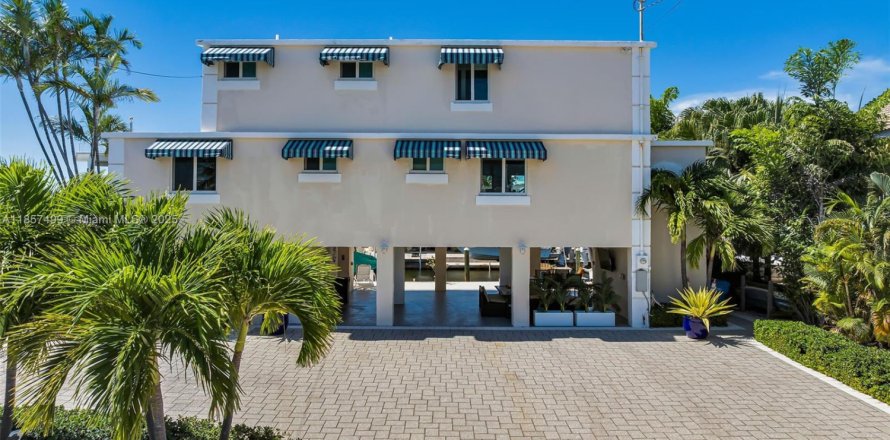 House in Islamorada, Village of Islands, Florida 3 bedrooms, 220.55 sq.m. № 1890562