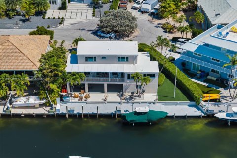 House in Islamorada, Village of Islands, Florida 3 bedrooms, 220.55 sq.m. № 1890562 - photo 2
