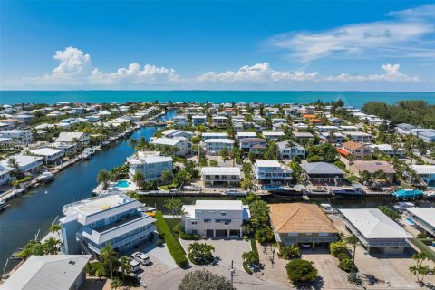 House in Islamorada, Village of Islands, Florida 3 bedrooms, 220.55 sq.m. № 1890562 - photo 4