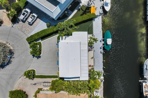 House in Islamorada, Village of Islands, Florida 3 bedrooms, 220.55 sq.m. № 1890562 - photo 3