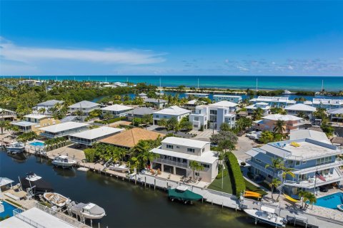 House in Islamorada, Village of Islands, Florida 3 bedrooms, 220.55 sq.m. № 1890562 - photo 7