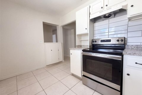 Villa ou maison à vendre à Tampa, Floride: 4 chambres, 97.08 m2 № 2402894 - photo 8
