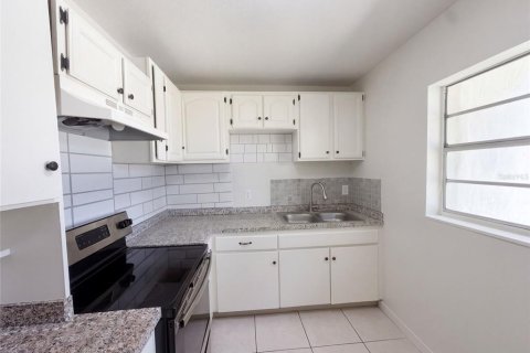Villa ou maison à vendre à Tampa, Floride: 4 chambres, 97.08 m2 № 2402894 - photo 9