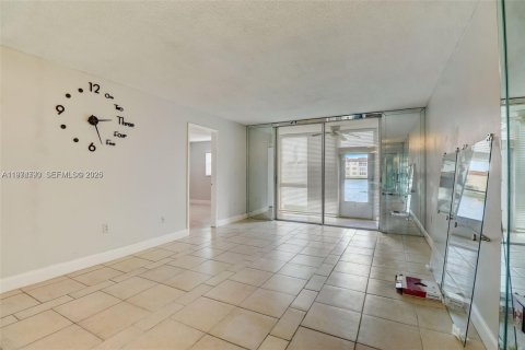 Condo in Sunrise, Florida, 2 bedrooms  № 2041776 - photo 4