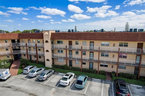 Condo in Sunrise, Florida, 2 bedrooms  № 2041776 - photo 24