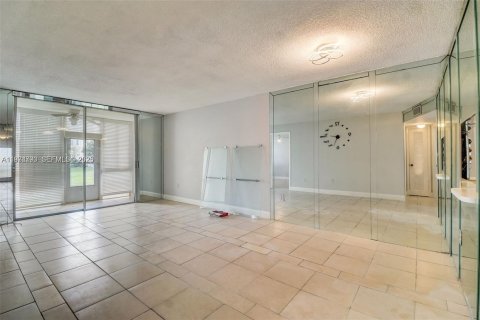Condo in Sunrise, Florida, 2 bedrooms  № 2041776 - photo 5