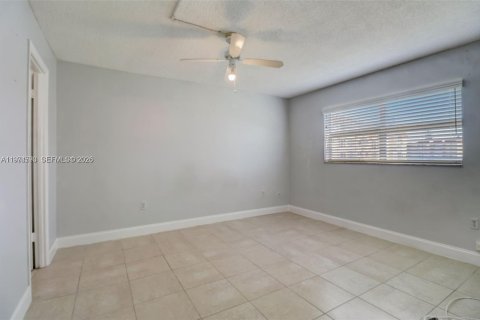 Condo in Sunrise, Florida, 2 bedrooms  № 2041776 - photo 19