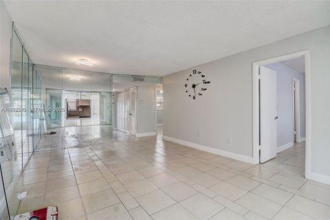 Condo in Sunrise, Florida, 2 bedrooms  № 2041776 - photo 6