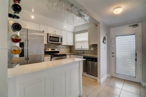 Condo in Sunrise, Florida, 2 bedrooms  № 2041776 - photo 2