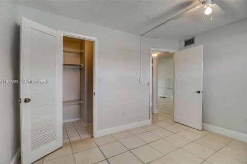 Condo in Sunrise, Florida, 2 bedrooms  № 2041776 - photo 16