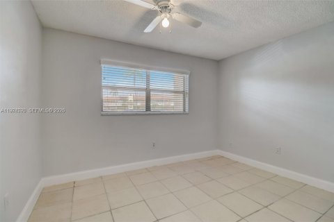 Condo in Sunrise, Florida, 2 bedrooms  № 2041776 - photo 17