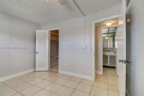 Condo in Sunrise, Florida, 2 bedrooms  № 2041776 - photo 15