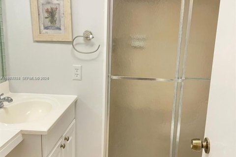 Condo in Sunrise, Florida, 2 bedrooms  № 2041776 - photo 12