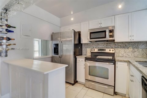 Condo in Sunrise, Florida, 2 bedrooms  № 2041776