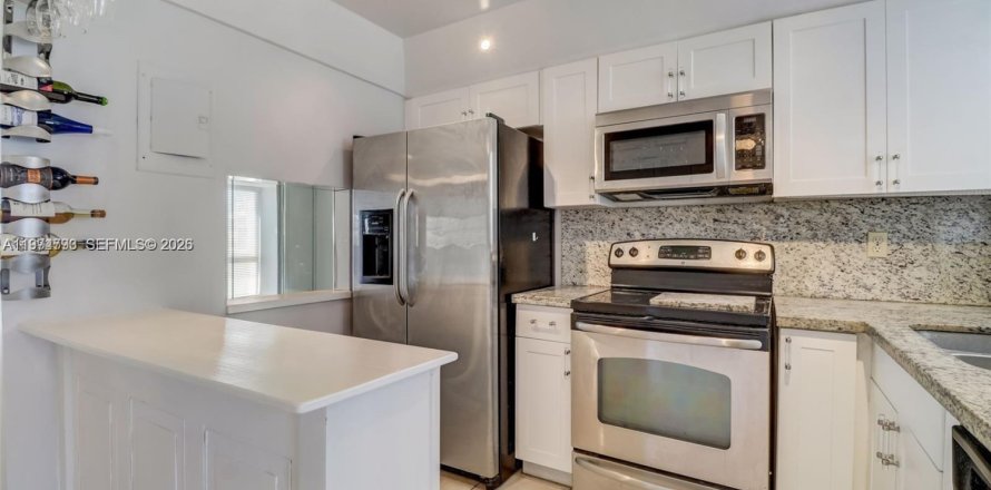 Condo in Sunrise, Florida, 2 bedrooms  № 2041776