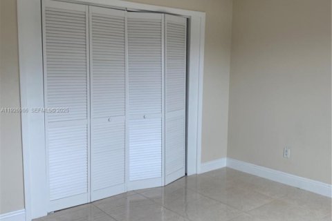 Copropriété à louer à Hallandale Beach, Floride: 1 chambre, 59.46 m2 № 1987404 - photo 12