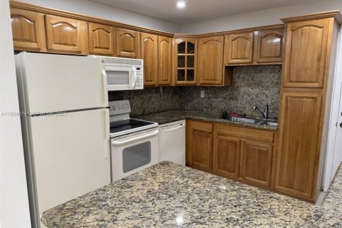 Villa ou maison à louer à Miami, Floride: 3 chambres, 167.5 m2 № 1992847 - photo 11