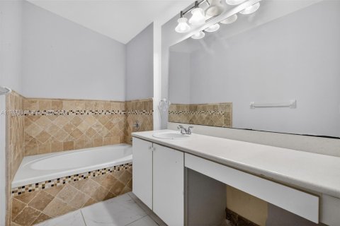 Villa ou maison à vendre à Miramar, Floride: 4 chambres, 182.55 m2 № 2047703 - photo 30