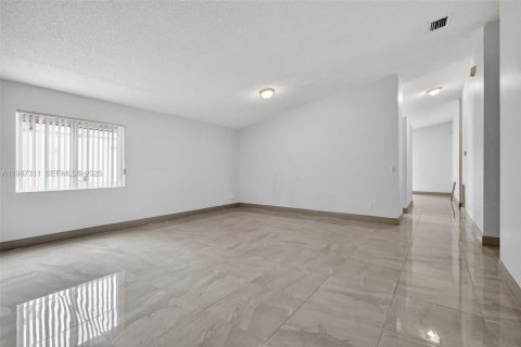 Villa ou maison à vendre à Miramar, Floride: 4 chambres, 182.55 m2 № 2047703 - photo 10