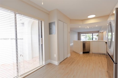Townhouse in Aventura, Florida 3 bedrooms, 158.58 sq.m. № 2060004 - photo 5